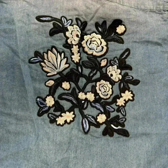 Polly & Esther Floral-Embroidered Button Up Shirt Chambray Women's Top S NWT - Picture 13 of 13